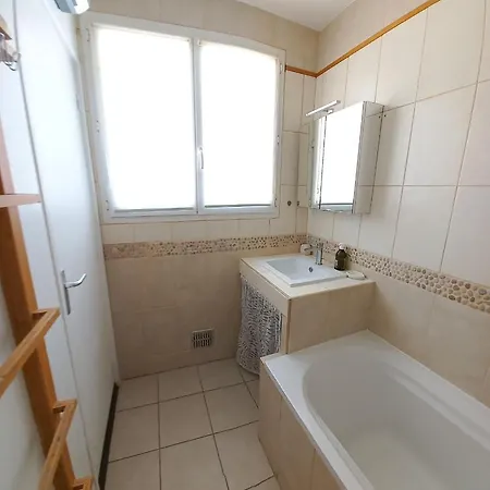 L'hippocampe, Climatisé, 60 M2 , 2 Chambres, Très Calme, Des Sablettes Et Commerces à 3 Minutes à Pied, Wifi, Parking Gratuit, Lit King Size