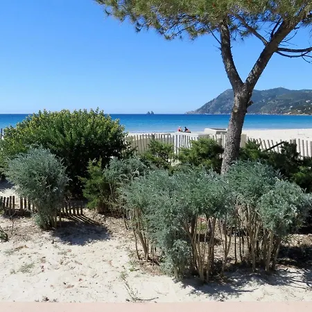 L'hippocampe: Beachside Retreat With King-size Comfort